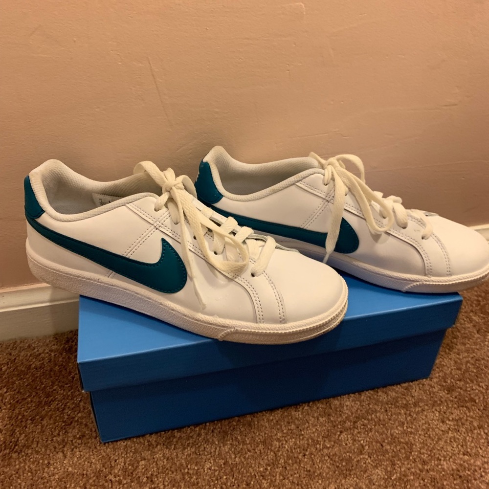 Nike Women’s Tennis Shoe-Size 8